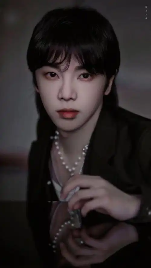 华晨宇壁纸:很精致很立体的五官,这大概就是老天赏饭吃的神颜吧