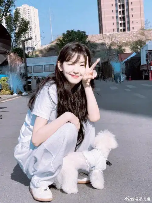 章若楠最新营业照来了楠楠笑起来明媚啊初恋女友感超强