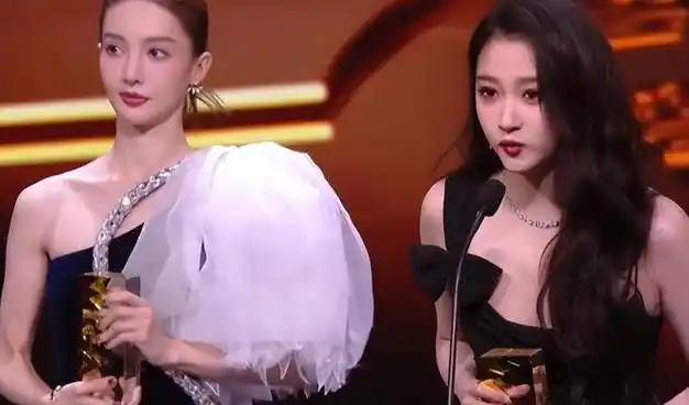 当26岁关晓彤跟33岁金晨站在一起,我才彻底明白,什么叫顶级骨相