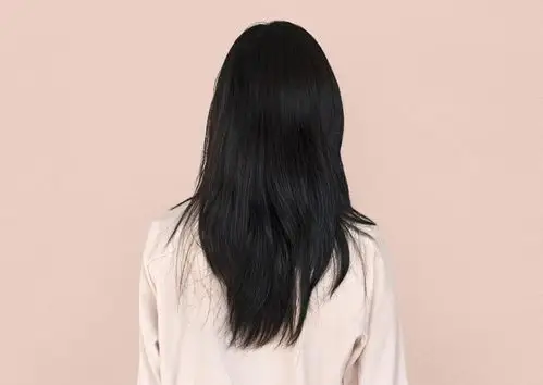 戴着蓝色头巾的年轻妇女