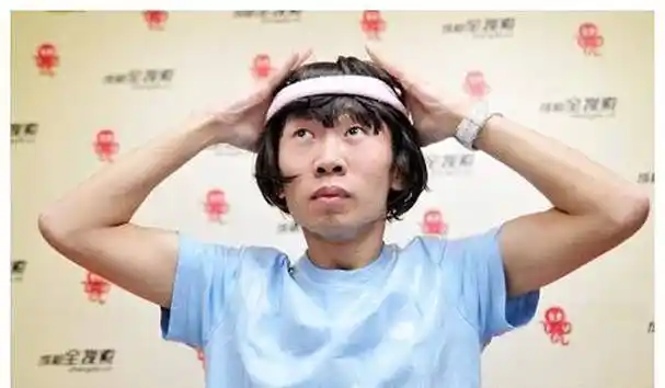 只有杨迪手里拿着妈妈亲手做的小快板,站在舞台中心声情并茂地说起了