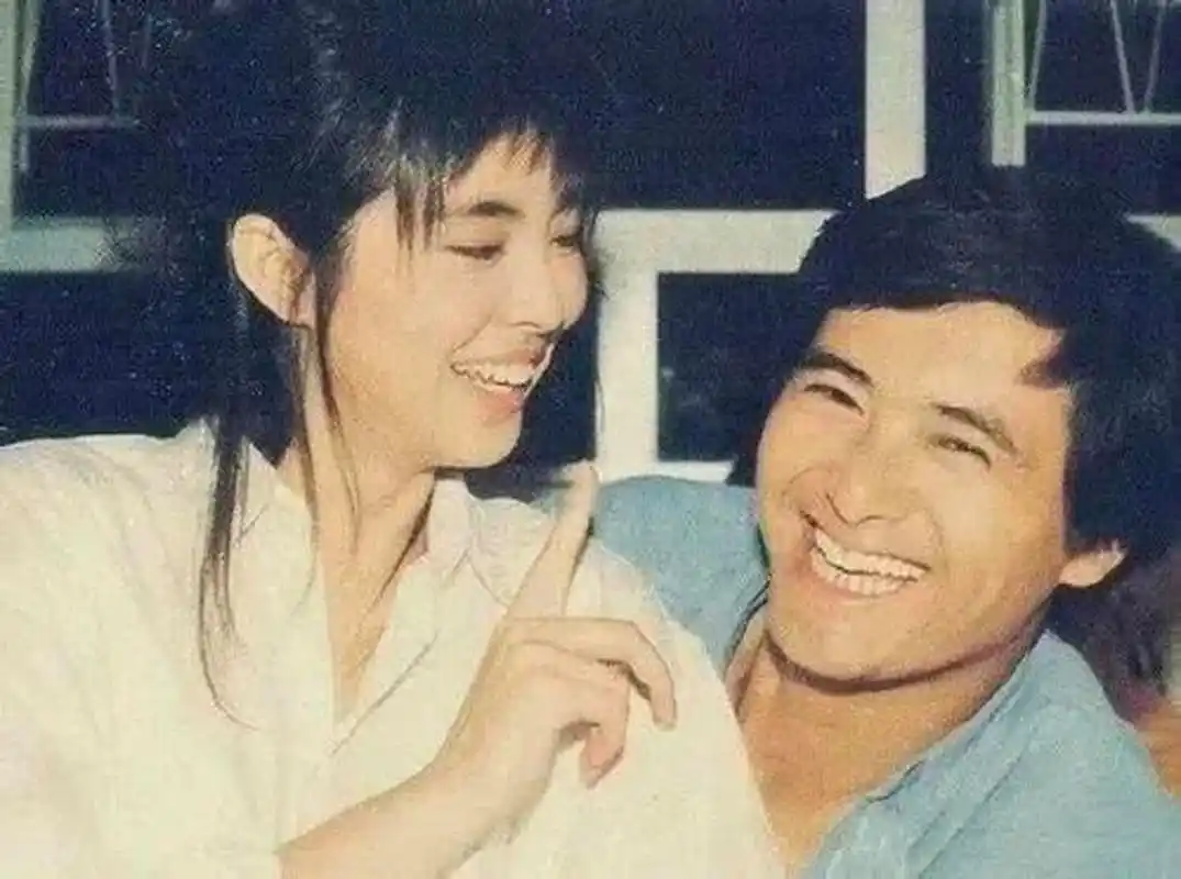 在上个世纪90年代,曾经有一张王祖贤和周润发的合影广为流传.