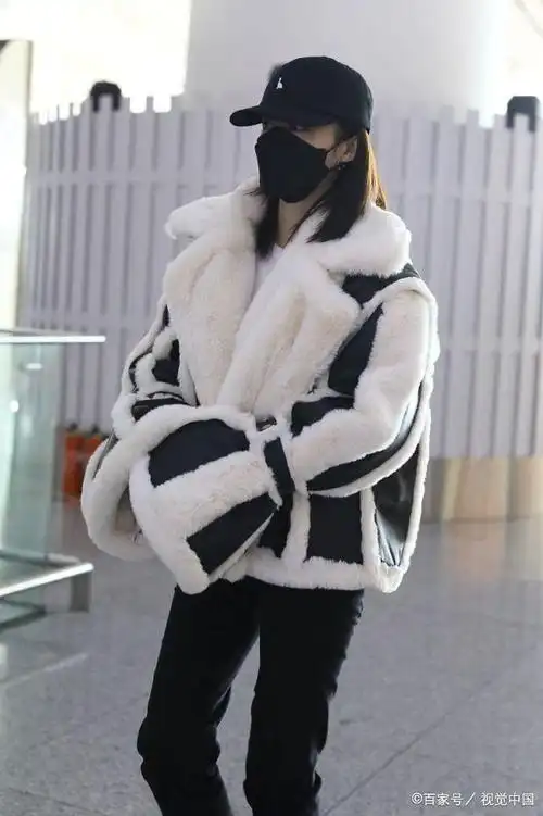 李沁脚踩黑靴美腿纤细很抢镜,穿黑白皮草外套帅似机车女郎