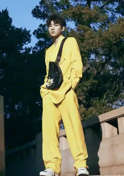 原创19岁王源拍摄杂志当滤镜关闭生图曝光时暴露真实一面