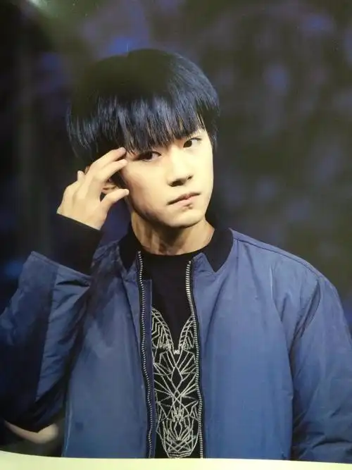 易烊千玺16岁"归来"生日会纪念套装发售