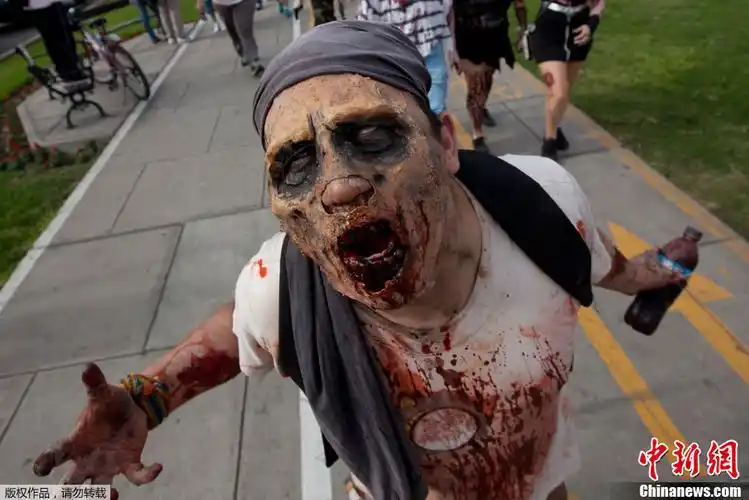 秘鲁街头上演僵尸大游行恐怖造型触目惊心
