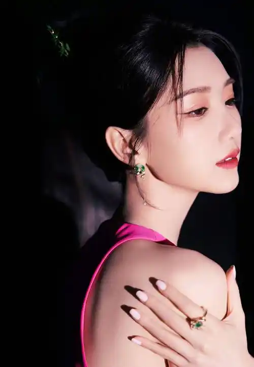 毛晓彤红色包臀长裙时尚写真_美的_大片_网友