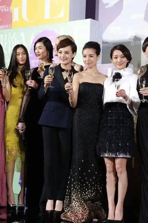 孙俪跟董洁仅差2岁,一个穿西装像女精英,一个学巩俐裸妆反倒老_感觉