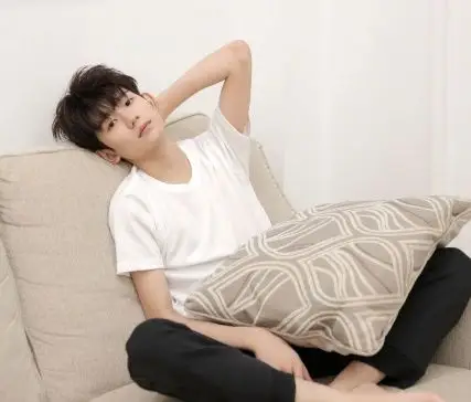 王俊凯沙发摆拍尽显霸气!千玺王源舒适度满分而吴亦凡是真睡着了