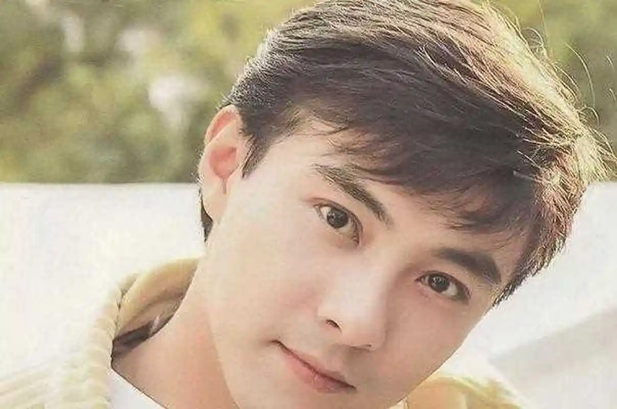 真的被张卫健年轻时的颜值惊艳到了!