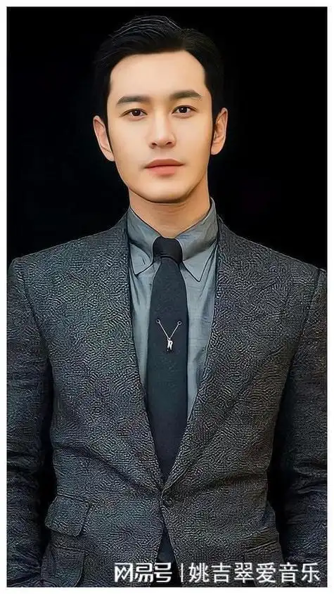 46岁黄晓明素颜机场亮相,大方请客吃饭,毫无明星架子