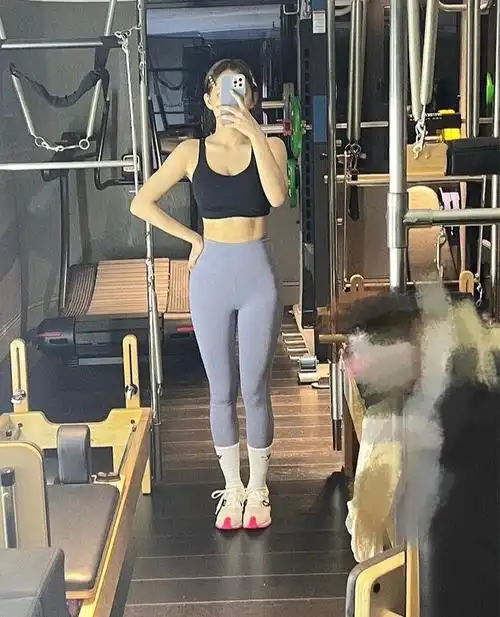 程潇在健身房玩自拍穿背心大秀曲线美腿部状态羡煞旁人