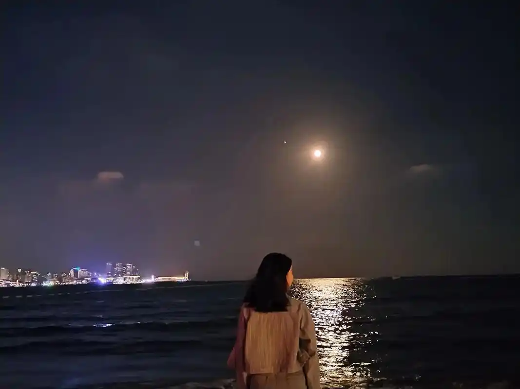 不能看凌晨的海,就吹夜晚的风(是真喜欢糊糊的照片)#海边的风 - 抖音