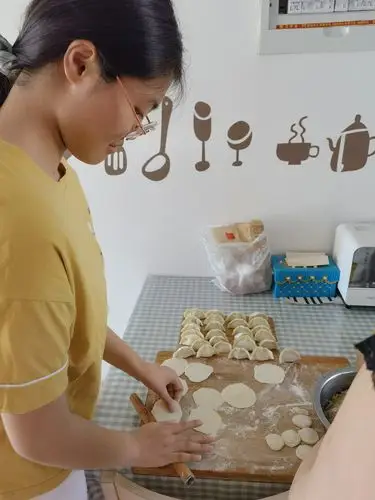 高佚含家庭社会实践活动—包饺子