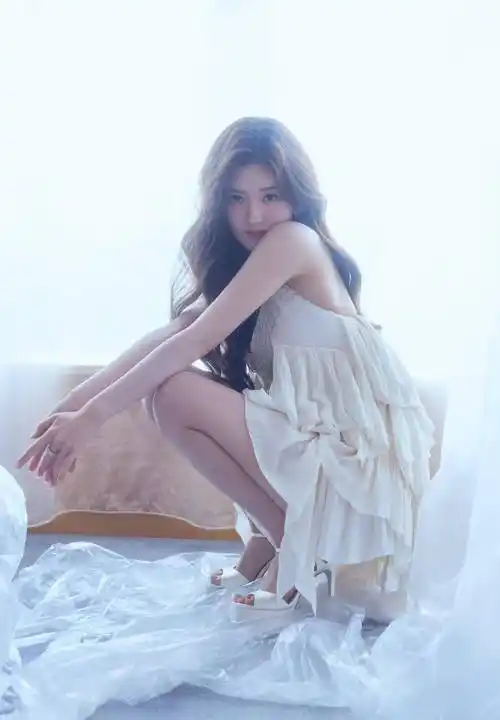 赵露思才是甜系少女,穿米白色蛋糕裙清纯可爱,长腿纤细好迷人_女孩