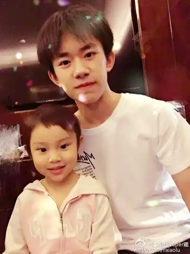 李小璐在微博晒出一张易烊千玺与女儿甜馨的合照,配文称,『代表甜小姐