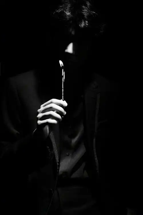 参加上影节,工作室率先出图,经典黑色西装黑色镜框克制禁欲,黑白大片