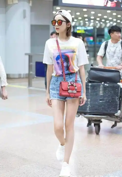 其实娱乐圈中的大多数女星给人的印象身高大都是穿上高跟鞋之后的