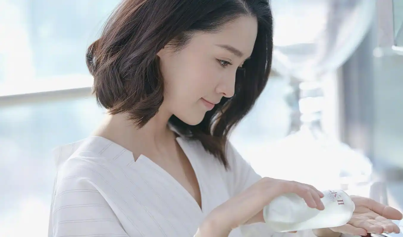 清新的气质,李沁的生活照好有文艺范儿