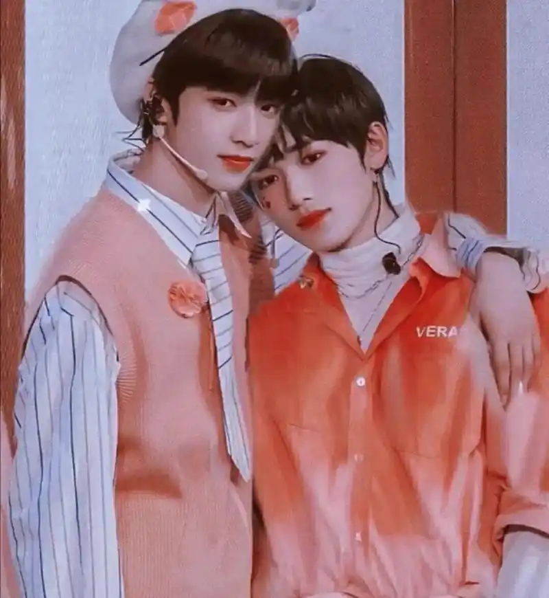 刘耀文揽过宋亚轩的肩膀,微微用了点力,捏得宋亚轩肩膀生疼,抿 - 抖音