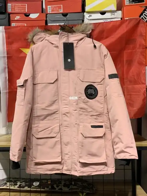 今天潮牌店内到了这款加拿大鹅粉色 真的是被惊艳了