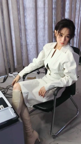 利落短发,白色朋克风长裙搭配米色高跟长靴,加上张馨予拽拽的表情,又