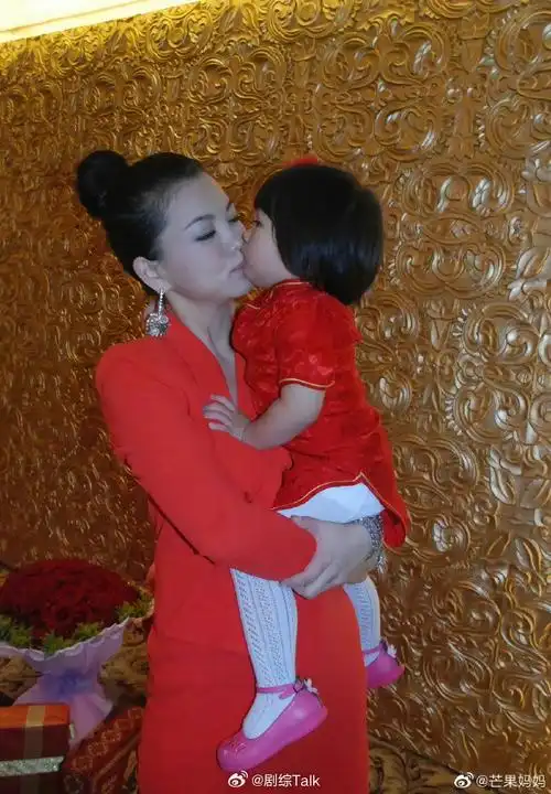 王诗龄的眼神#这就是很平常的母爱啊,满心满眼的温柔,李湘自己说怀孕