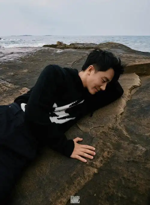 《费加罗男士》九月刊开季封面96,黄轩表现力好好,文艺感十足,好像