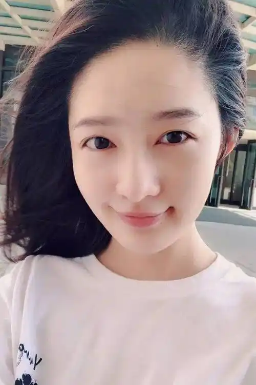 外出游玩的素颜李沁上线!