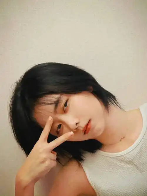 谭松韵单手比耶俏皮可爱吹起呆毛自然灵动