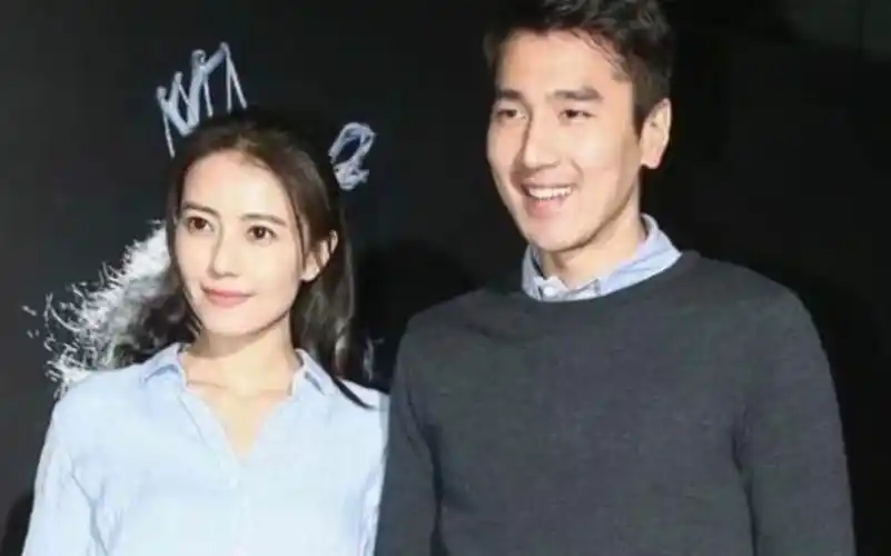 赵又廷#高圆圆 现身机场,两人热聊好甜