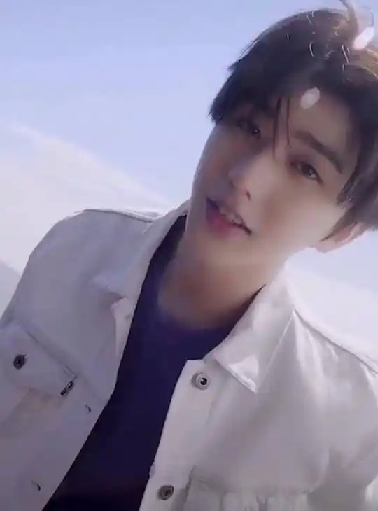 蔡徐坤"女友视角"拍照,凑近时故意关掉美颜,生图帅回两年前!