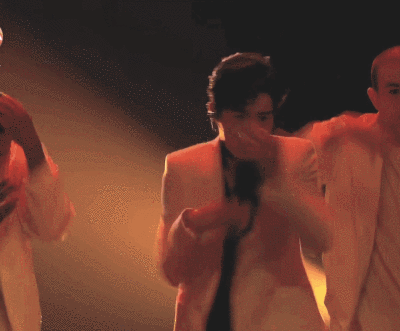 肖战深v领带造型# 肖战跨年舞台造型,白西装黑衬衫,解开两颗扣子的