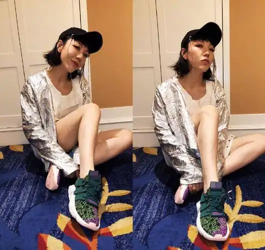 中国好声音吴莫愁晒靓照衣着时尚粉丝却把眼光都集中在脚上