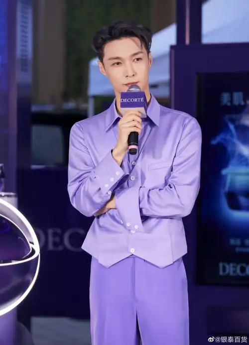 张艺兴一起沉浸紫色浪漫感谢线上线下粉丝朋友的支持银泰百货杭州武林