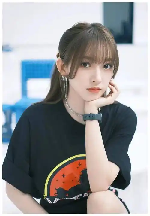 今天我要给大家介绍的是程潇这位演员,你可能会觉得她的名字有些陌生