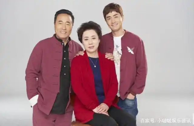 62岁老戏骨杨立新,徐帆的恩人,拥有幸福三口之家,儿子也是演员