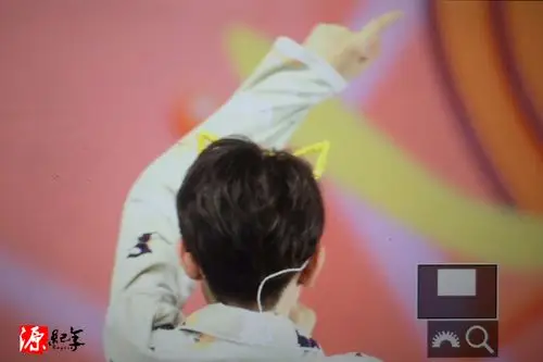 王源帅气背影合集 宽阔肩膀纳山海