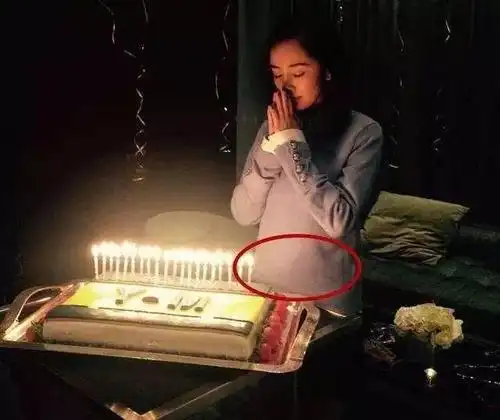 后来杨幂的近照也被人扒出,越看越觉得杨幂的肚子似乎真的有点怀孕的