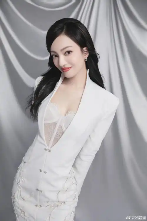 张韶涵写真,气质优雅,风姿绰约