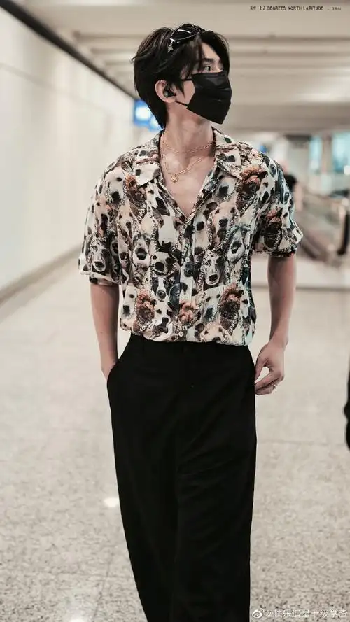 花衬衫的蔡徐坤又帅晕咯#蔡徐坤 泰国人气