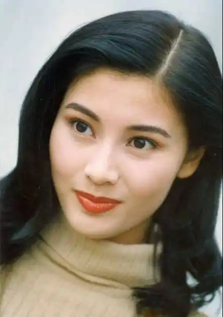 她18岁惊艳全港,辗转8个富豪终成阔太,今50岁美仍不减当年_李嘉欣