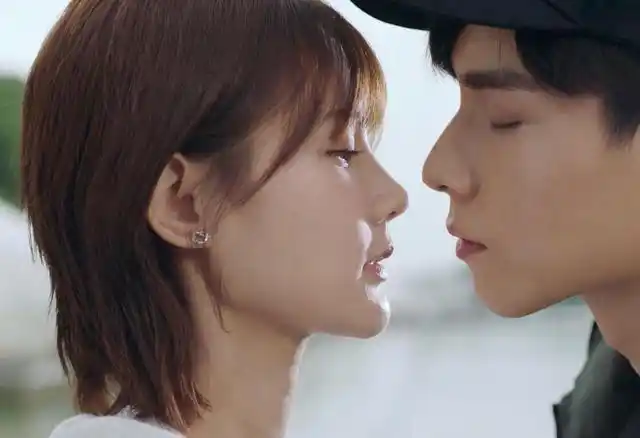 于是,电视剧《我的时代,你的时代》终于迎来了男女主的第一次甜蜜