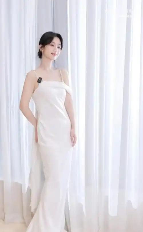 杨紫白色露背裙##徐老师镜头下的杨紫