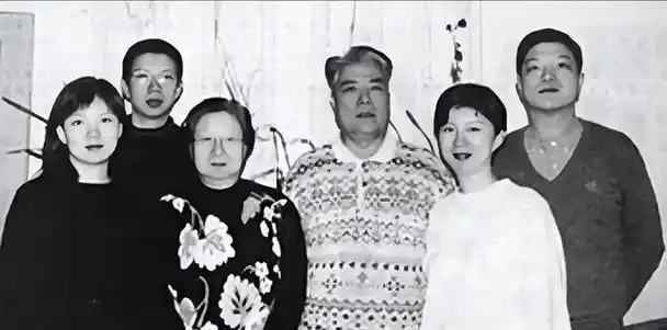 90年代,刘思齐和丈夫杨茂之,以及4个儿女,一张罕见的全家福!