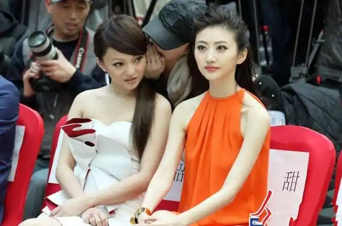 她的气质也显得非常灵动,就连和大美人张柏芝同台亮相,景甜都不输张柏