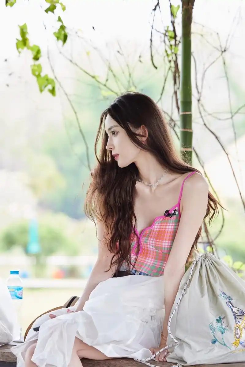 古力娜扎吊带内衣秀,这身材虽然看似不饱满,但却诱人至极!