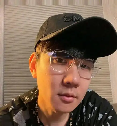 不得不说,周杰伦实在是太恶搞了,毕竟林俊杰从来不留胡子是众所周知的