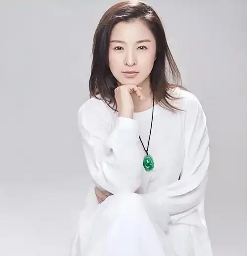 魏小军是一位内地女演员,曾经在《傻春》《正阳门下》《情满四合院》