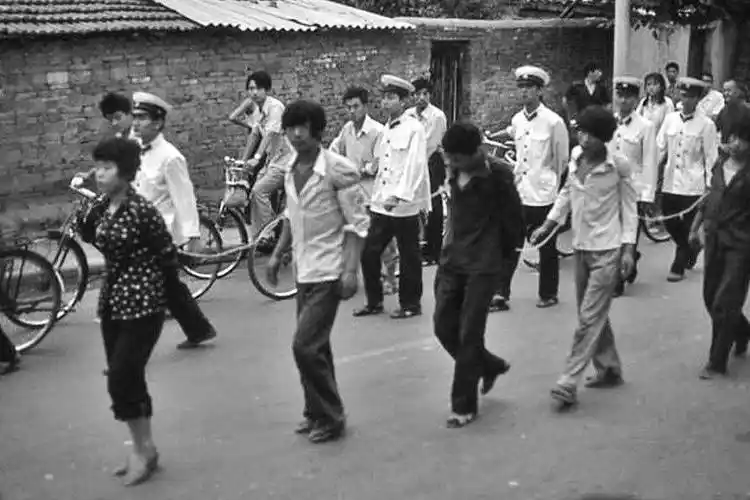 令人震撼的老照片!80年代全国严打现场实拍!